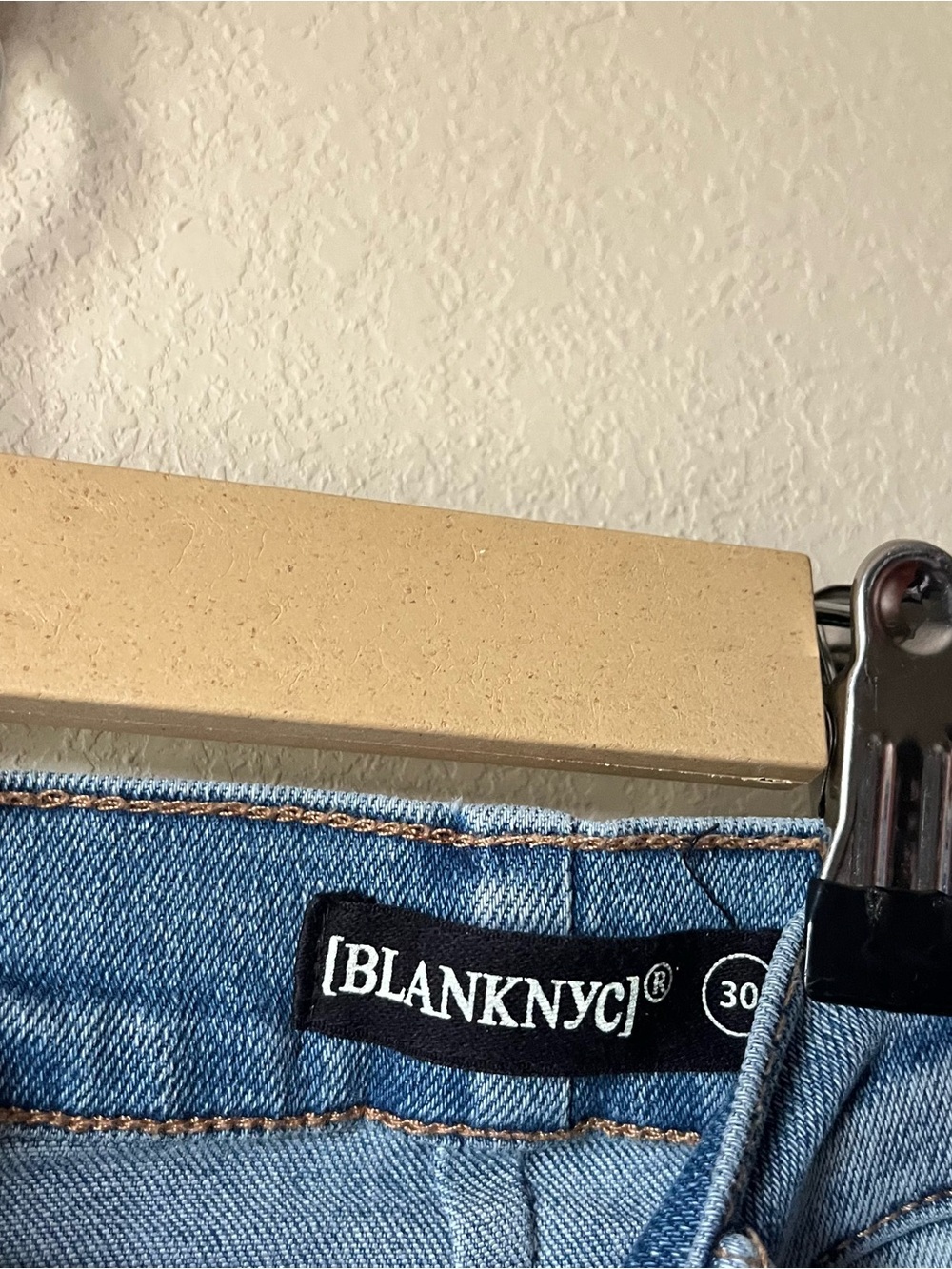 BLANKNYC Light Wash Barrel Jeans - Picture 4 of 7